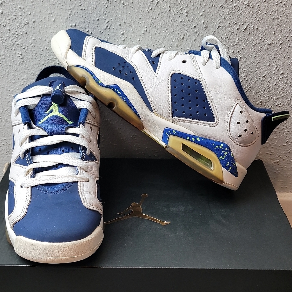 Air Jordan Retro 6 GS Kids Blue and White Sneakers Size 4
